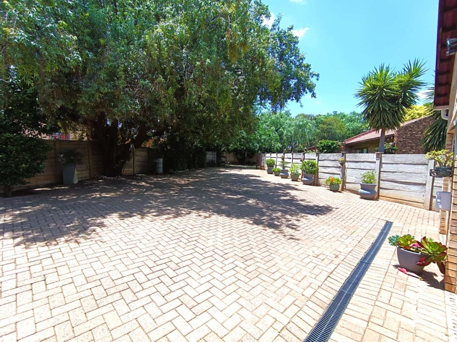 5 Bedroom Property for Sale in Langenhovenpark Free State